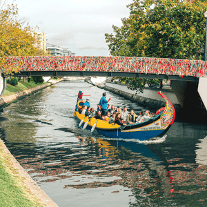 Paseo en Barco Moliceiro en Aveiro y Degustación Ovos Moles
