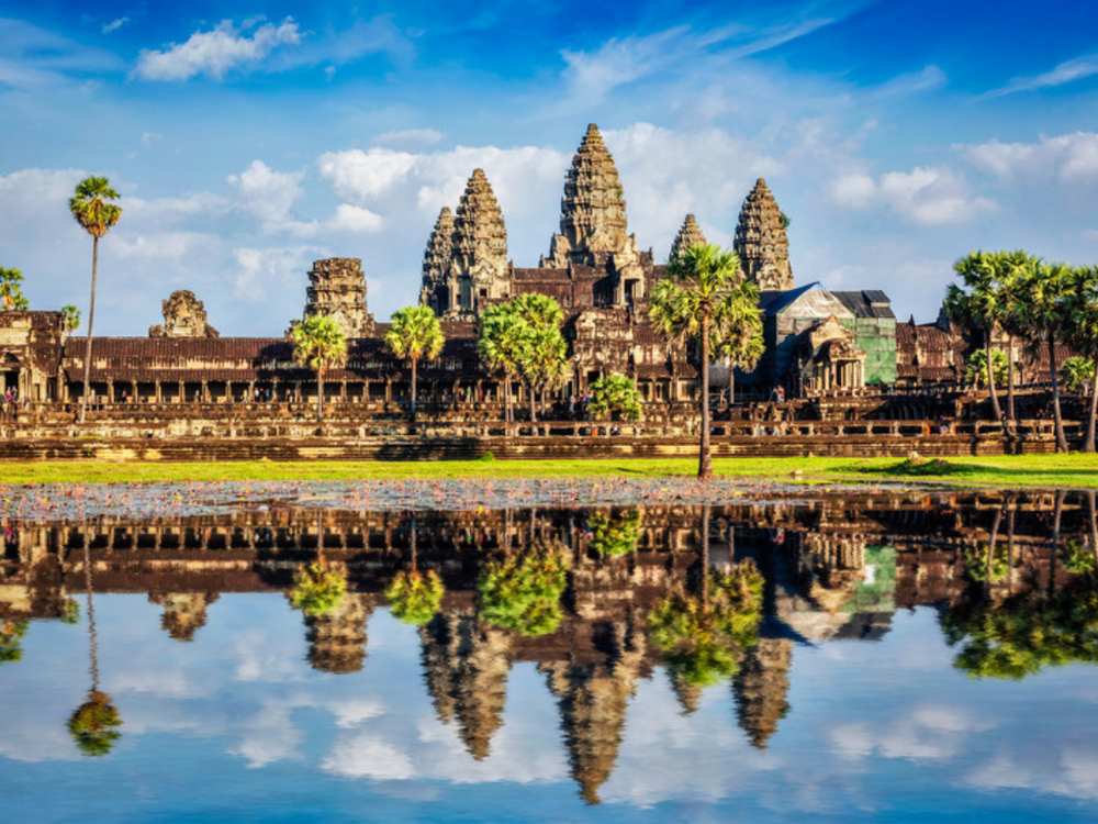 Templo de Angkor Wat reflejado en el agua al amanecer (Camboya)