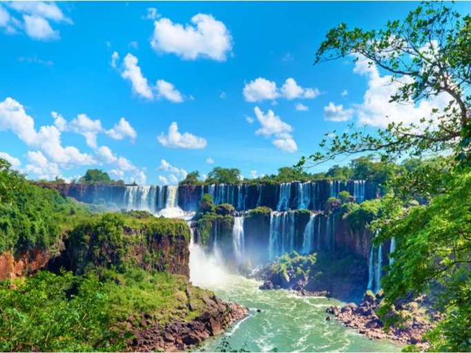 Cataratas del Iguazú en el lado argentino, rodeadas de selva