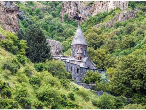 Monasterio de Geghard, excavado en la roca (Armenia)