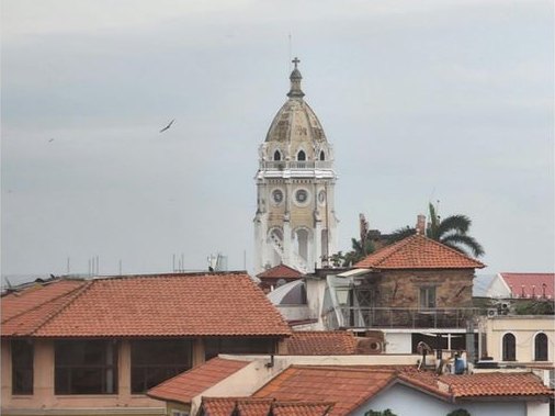 Casa colonial con tejados rojos y la torre de una iglesia en el Casco Antiguo de Panamá