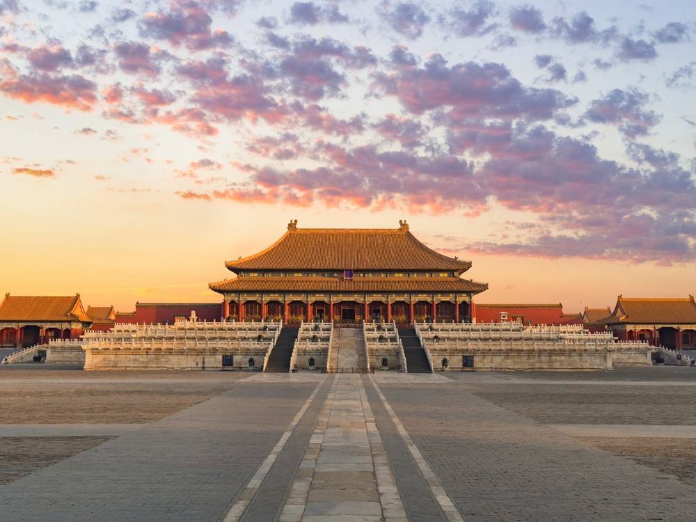 Patio y pabellón de la Ciudad Prohibida de Pekín al atardecer