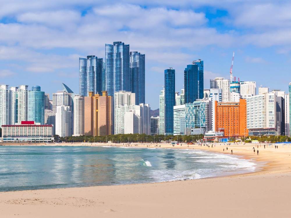 La playa de Haeundae con los rascacielos de Busan
