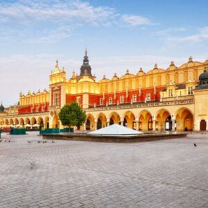 Viaje a Cracovia en Semana Santa: Lonja de los Paños en la Plaza del Mercado con luz dorada