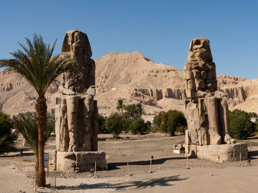 Los dos Colosos de Memnón en la orilla occidental de Luxor