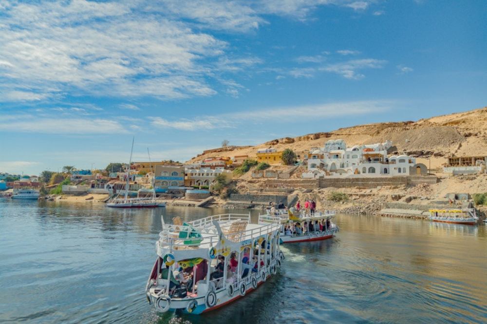 Barcas en el Nilo frente al pueblo nubio de Aswan