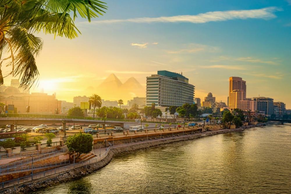 El Cairo y el Nilo al atardecer con las pirámides al fondo