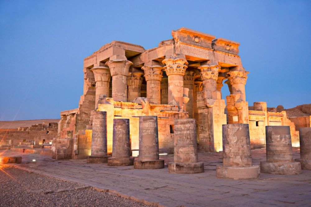 Templo de Kom Ombo iluminado al anochecer