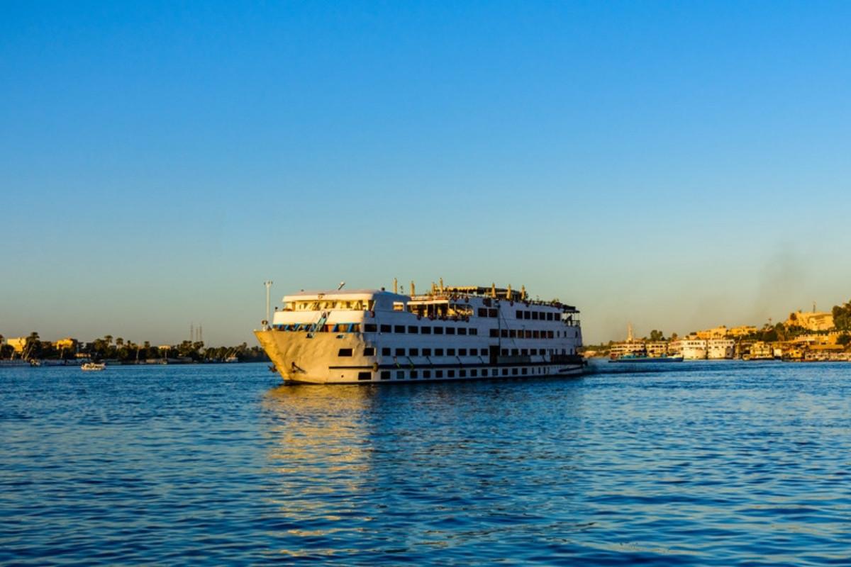 Crucero por el Nilo y El Cairo: motonave navegando por el Nilo, Egipto Esencial