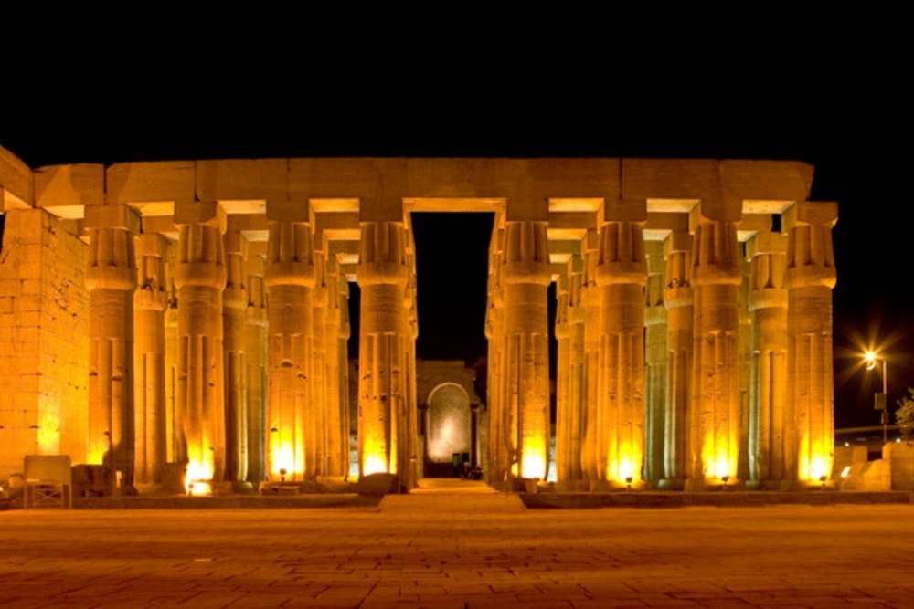Templo de Luxor iluminado de noche