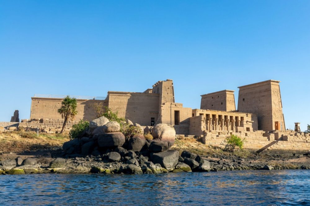 Templo de Philae en Aswan desde el Nilo