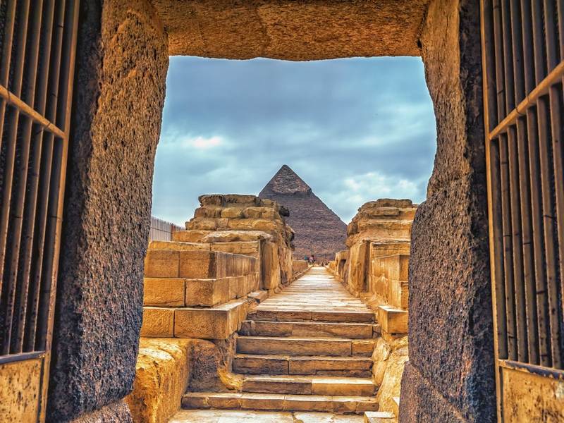Pirámide de Kefrén vista a través de una puerta del Templo del Valle, en Guiza