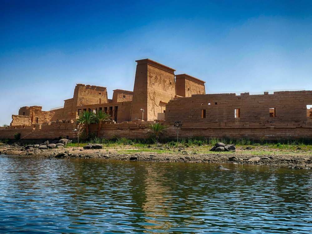 Templo de Philae visto desde el Nilo en Aswan