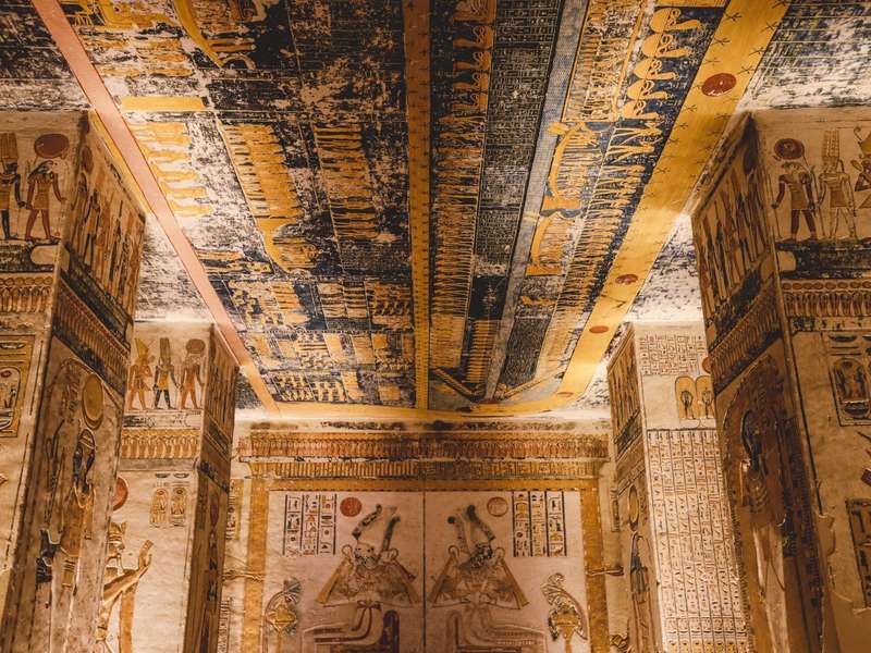 Techo pintado de una tumba del Valle de los Reyes en Luxor
