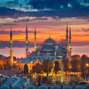 Viaje a Estambul en diciembre: Mezquita Azul al atardecer con el Bósforo al fondo