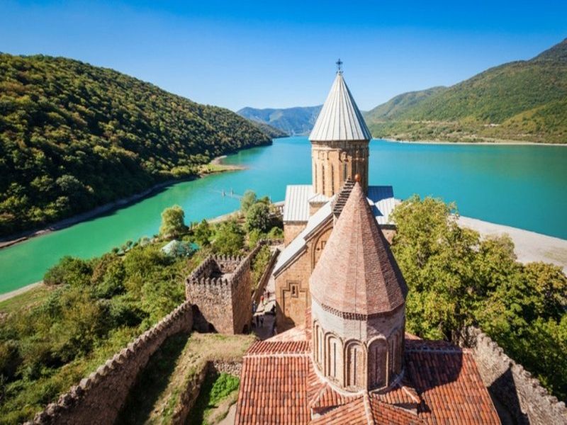 Fortaleza de Ananuri junto al embalse de Jinvali (Georgia)