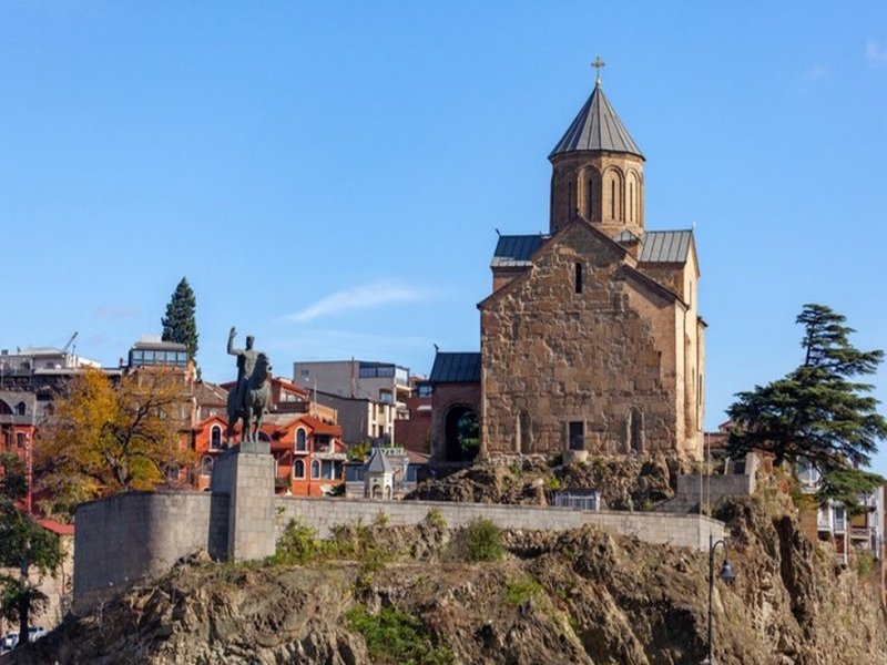 Iglesia de Metekhi sobre el río Kura, Tiflis (Georgia)