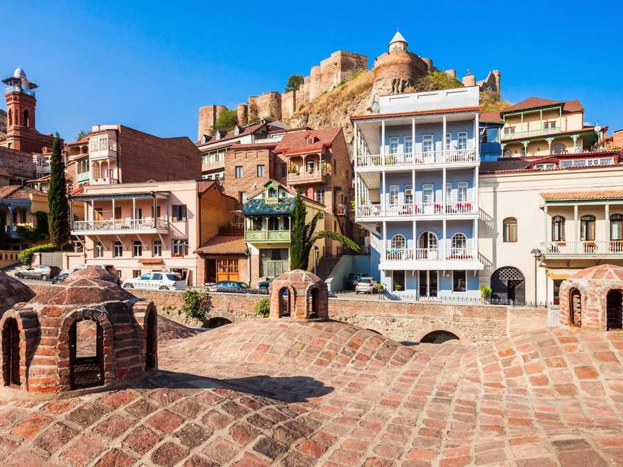 Casas de balcones de madera en el casco antiguo de Tiflis