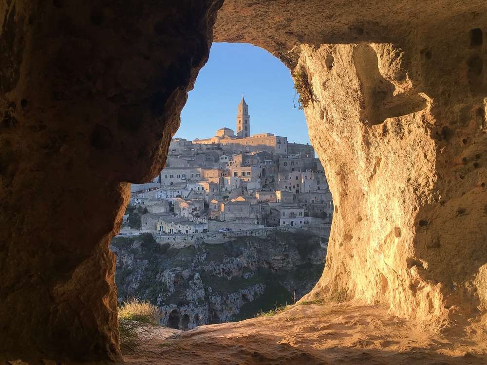 La ciudad excavada en la roca de Uplistsikhe vista desde una cueva