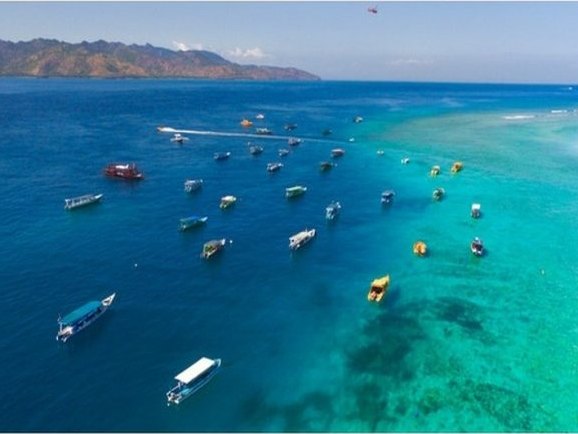 Mar turquesa y barcas en Gili Trawangan (Indonesia)