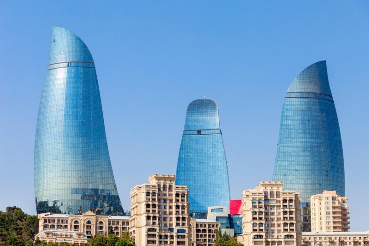 Torres de Llama en Bakú (Azerbaiyán) · Gran ruta del Cáucaso: Azerbaiyán, Georgia y Armenia