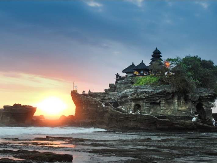 Templo de Tanah Lot al atardecer, sobre una roca frente al océano (Bali, Indonesia)