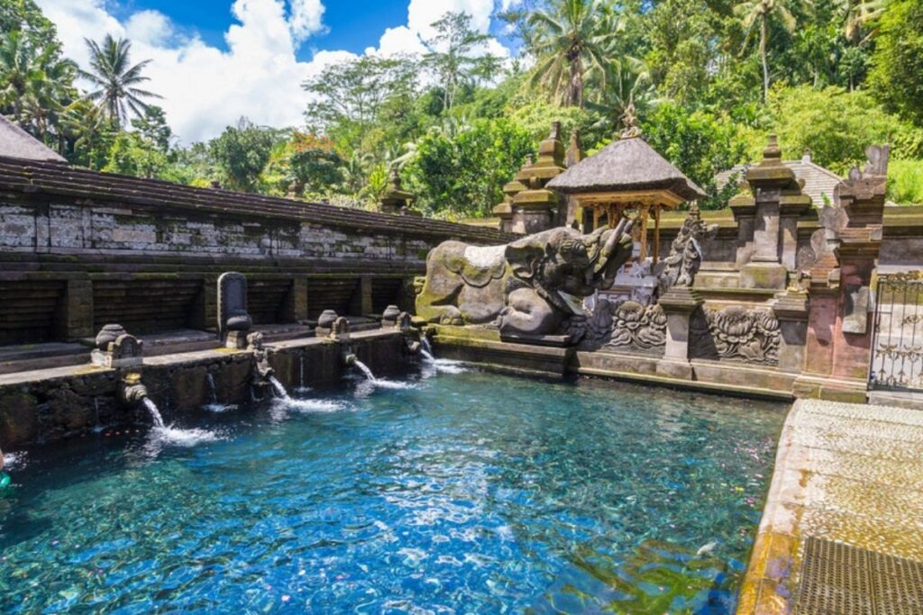 Fuentes sagradas y estanques del templo de Tirta Empul, en Bali (Indonesia)