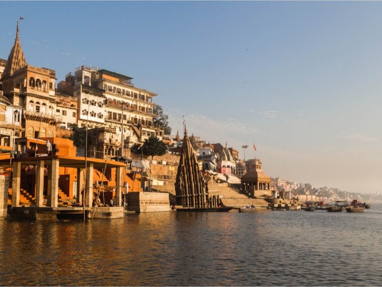 Ghats a orillas del Ganges en Varanasi, India, al atardecer