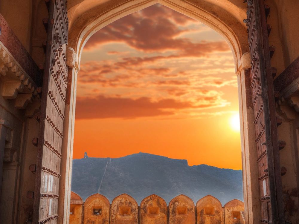 Vista al atardecer desde un arco del Fuerte Amber, en Jaipur