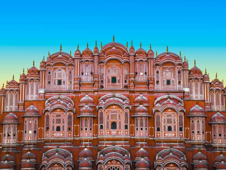 Fachada rosa del Palacio de los Vientos, Hawa Mahal, en Jaipur