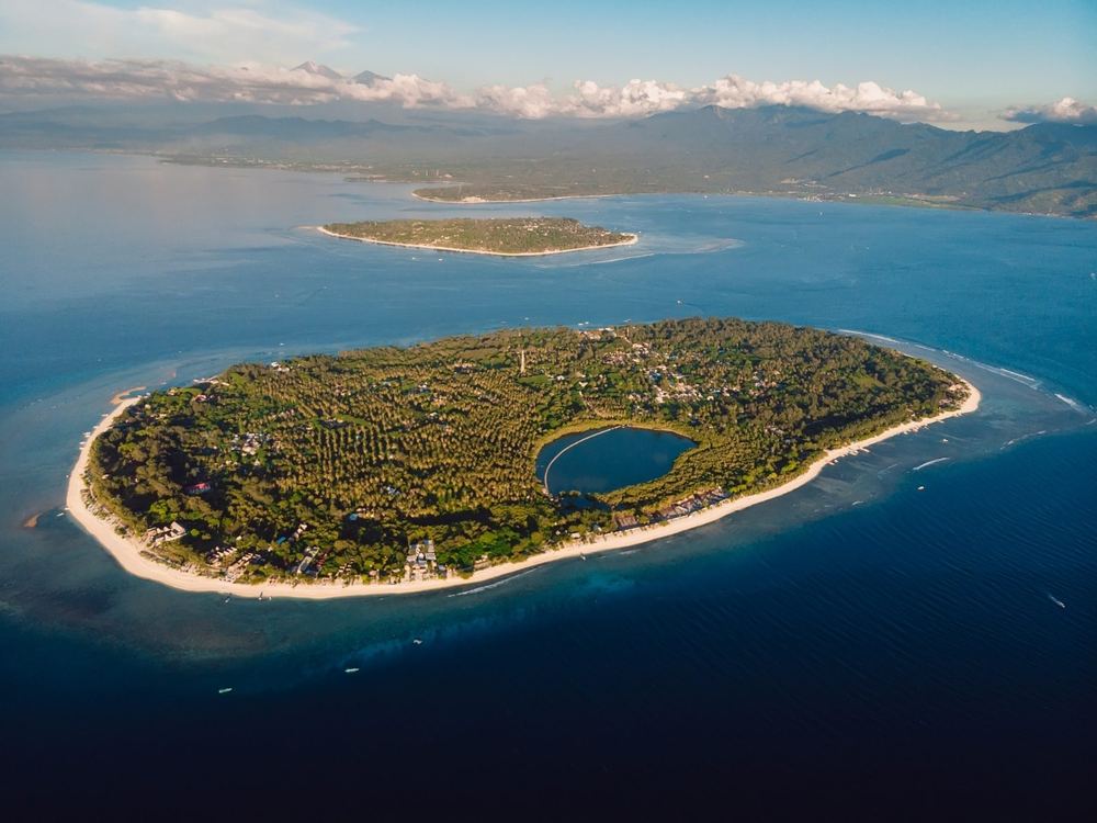 Vista aérea de una de las islas Gili rodeada de arrecife