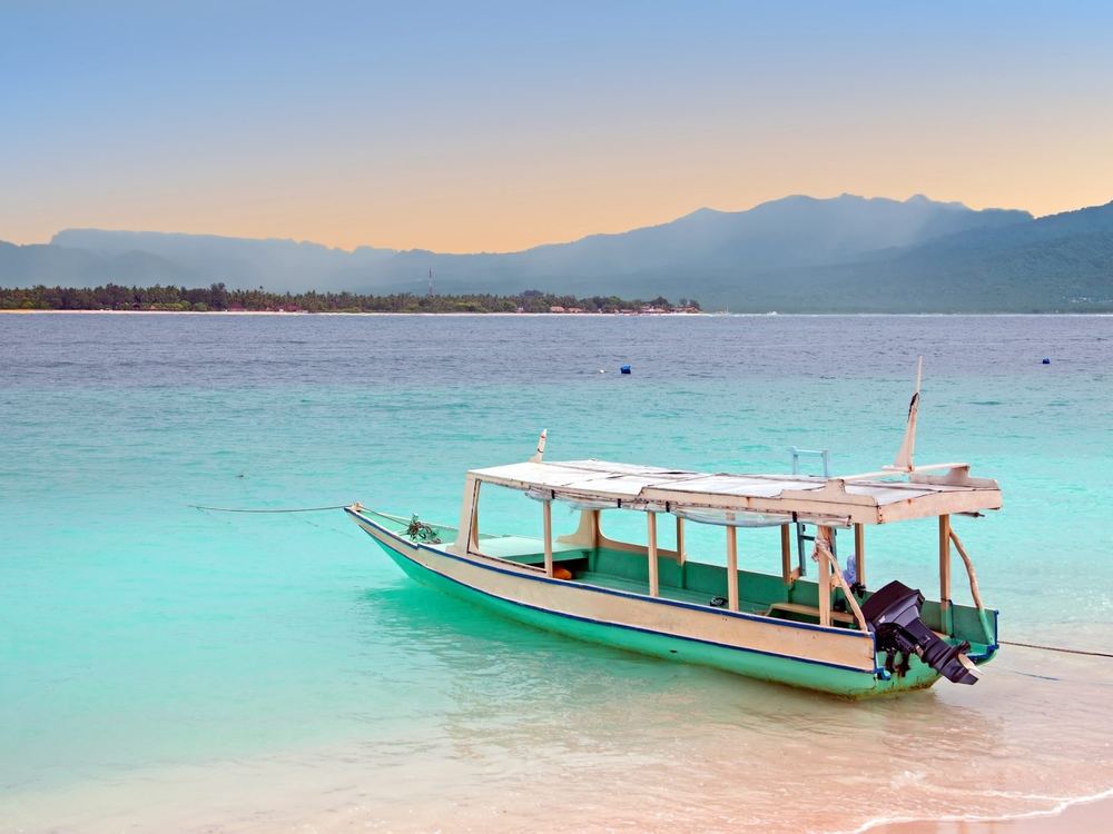 Barca tradicional en aguas turquesa de Lombok