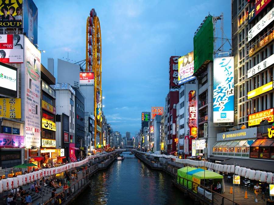El canal y los carteles luminosos de Dotonbori en Osaka