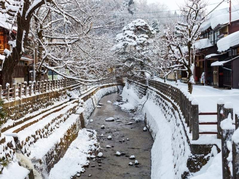 Calle Sanmachi Suji en Takayama, con casas de madera y canales (Japón)