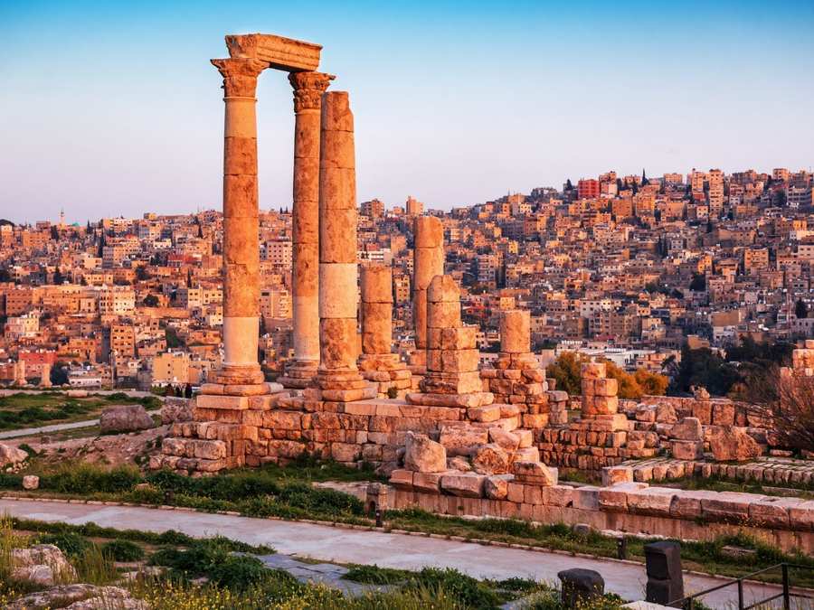 Columnas del templo de Hércules en la Ciudadela de Amán, con la ciudad al fondo