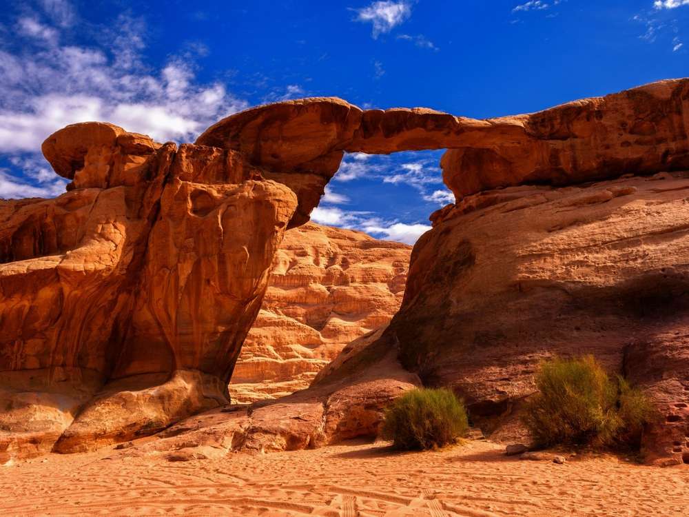 Arco de roca roja en el desierto de Wadi Rum