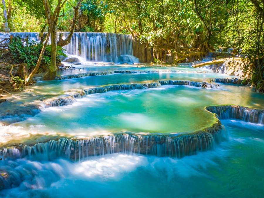 Pozas de agua turquesa de las cascadas de Kuang Si, cerca de Luang Prabang