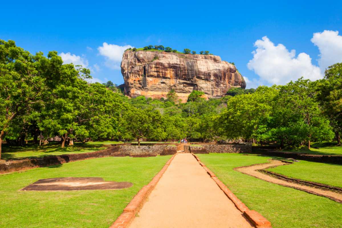 Roca de Sigiriya en Sri Lanka, con el camino de acceso entre jardines verdes · Sri Lanka, la perla del índico: Donde siempre brilla el sol