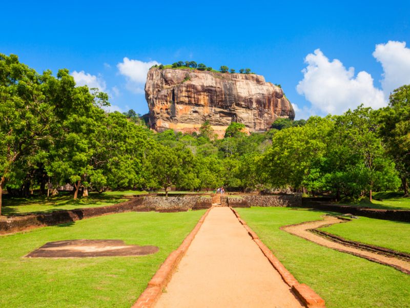 Roca de Sigiriya en Sri Lanka, con el camino de acceso entre jardines verdes