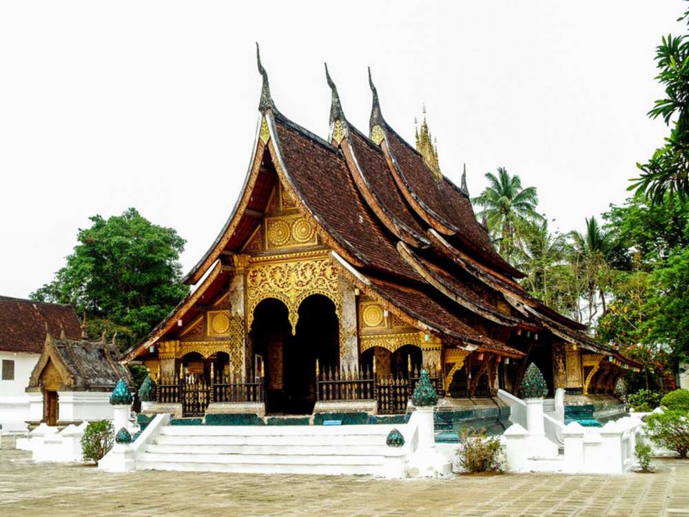 Templo Wat Xieng Thong en Luang Prabang con su tejado de capas (Laos)