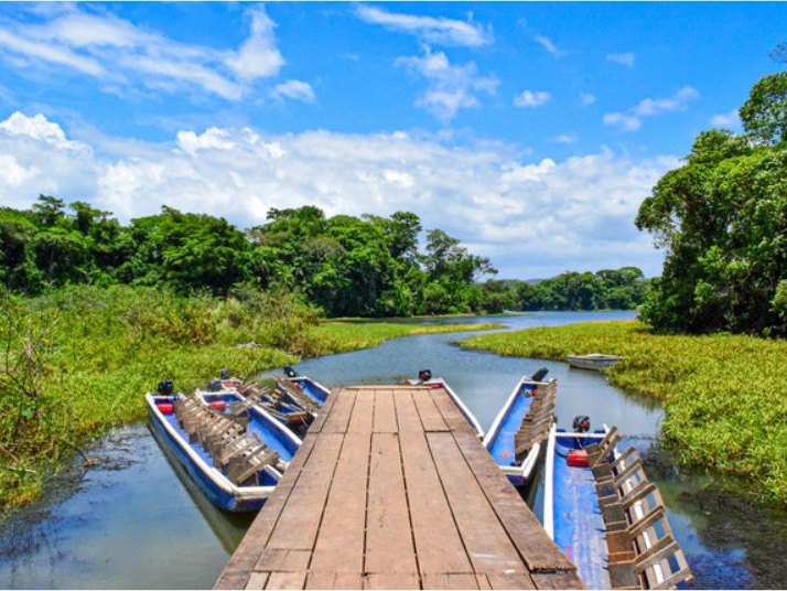 Aldea emberá junto a un río en Panamá