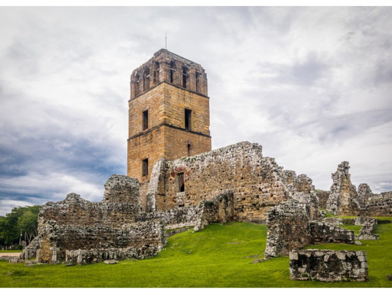 Ruinas de la torre de Panamá Viejo, primer asentamiento español en el Pacífico (Panamá)