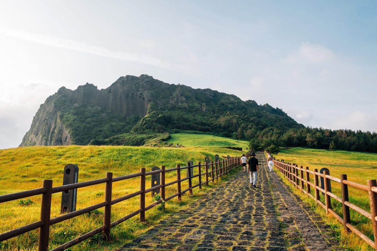 Sendero hacia el cráter Seongsan Ilchulbong en la isla de Jeju, Corea del Sur · Perlas coreanas y la isla de Jeju