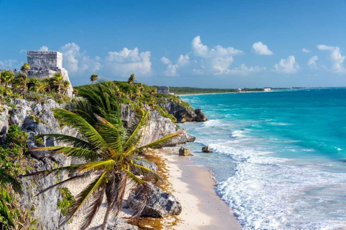 Viaje a Riviera Maya: ruinas de Tulum sobre la playa del Caribe