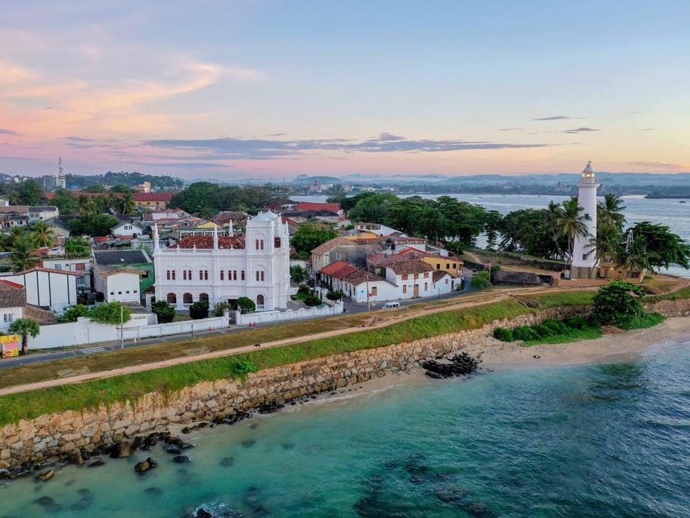El fuerte de Galle con su faro junto al mar