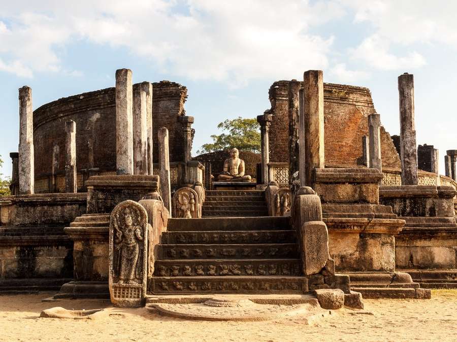 Escaleras y estatuas del Vatadage en la antigua ciudad de Polonnaruwa