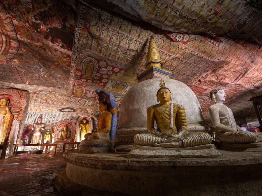 Budas dentro del templo de la cueva de Dambulla
