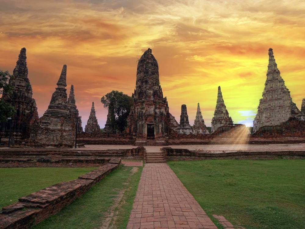 Templos y estupas en ruinas de la antigua capital de Ayutthaya, al atardecer