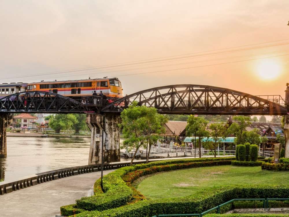 Tren cruzando el puente sobre el río Kwai en Kanchanaburi