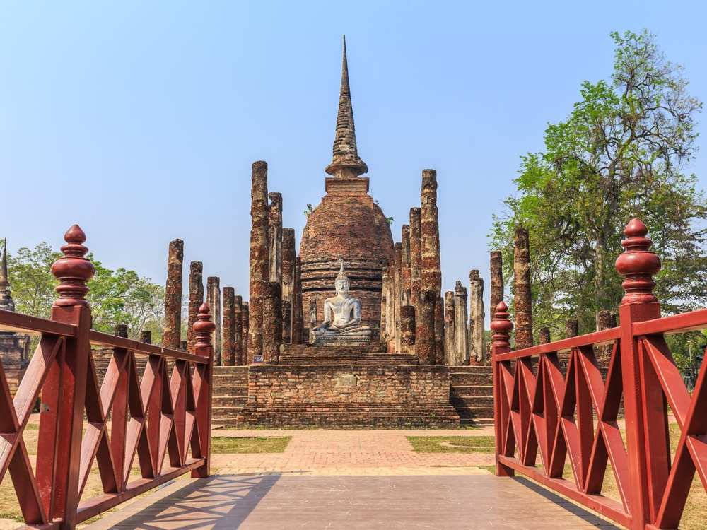Buda y estupa del Wat Sa Si en el parque histórico de Sukhothai